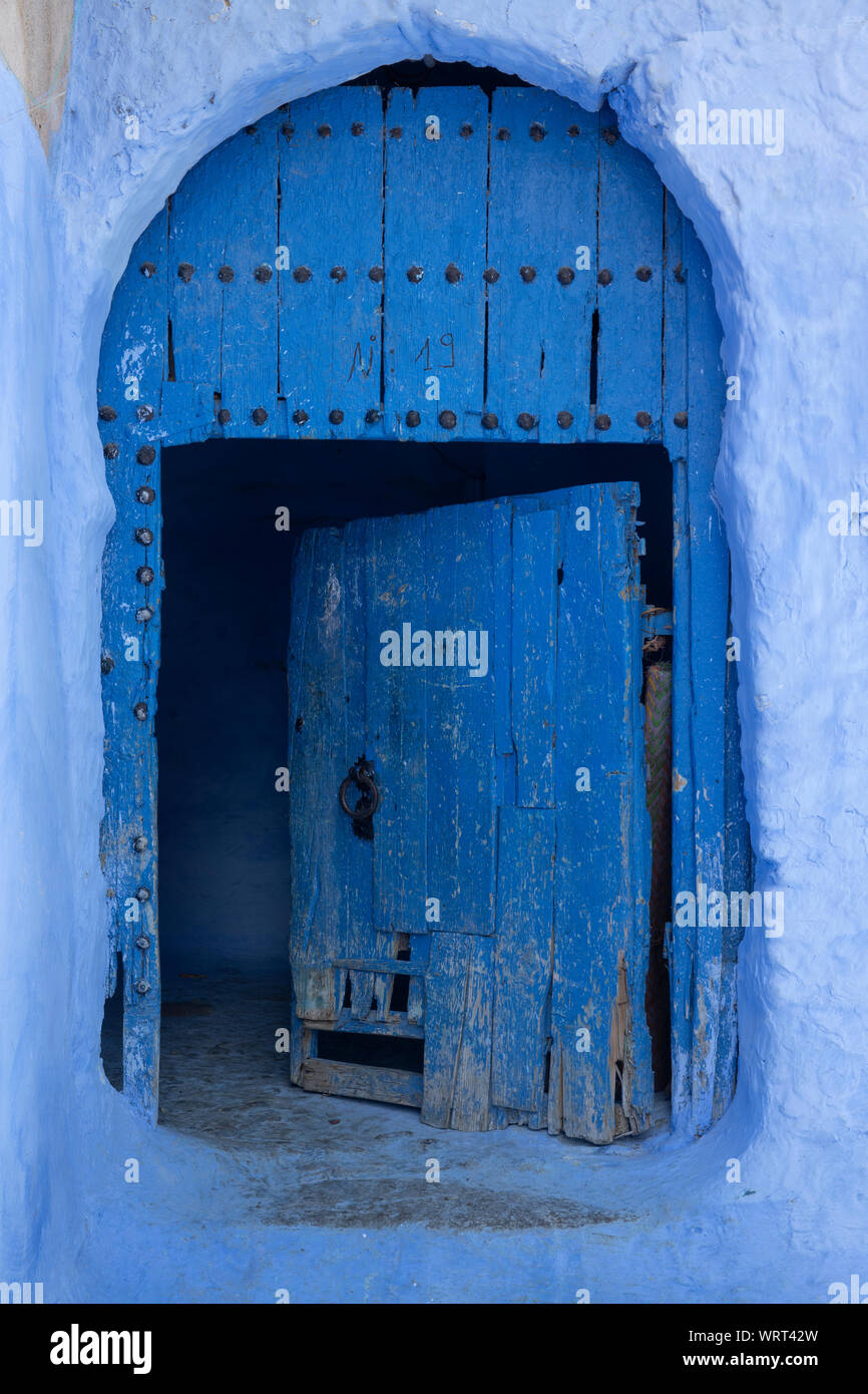 Ogni casa di Chefchaouen, il Marocco ha una porta blu! Foto Stock