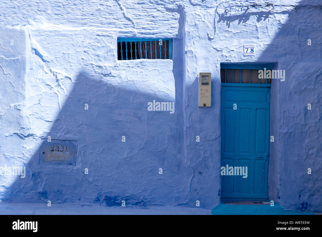 Tutti i colori del blu nella città blu di Chefchaouen, Marocco Foto Stock