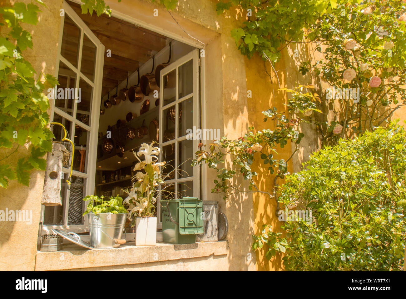 Peeking in un bel vecchio paese francese cucina e le pentole in rame sulla parete a Vernon, Francia Foto Stock Peeking in un bel vecchio paese francese cucina e le pentole in rame sulla parete a Vernon, Francia Foto Stock