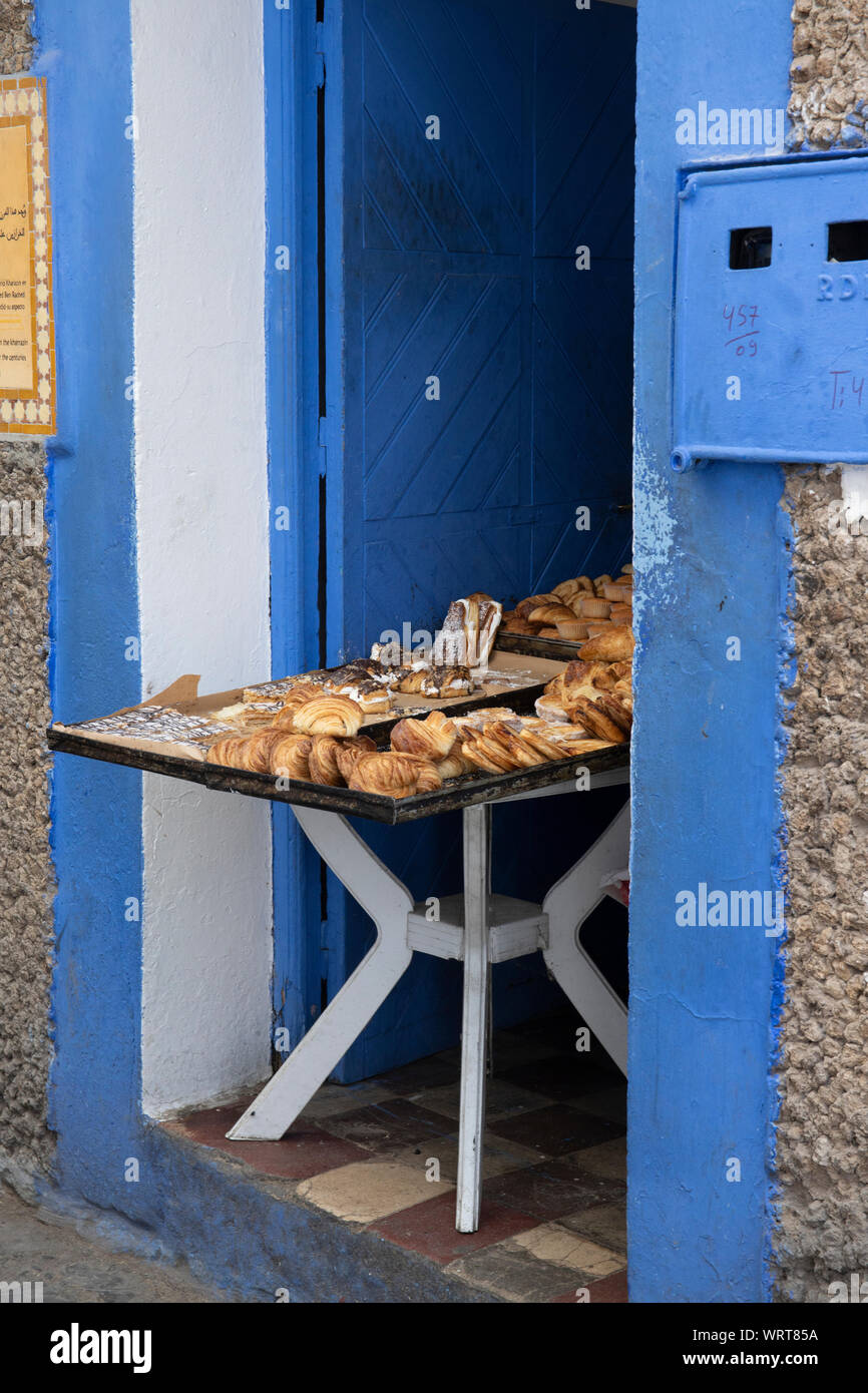 La panetteria locale a Chefchaouen è solo una semplice tabella alla voce di qualcuno della casa. Aveva un odore meraviglioso Foto Stock