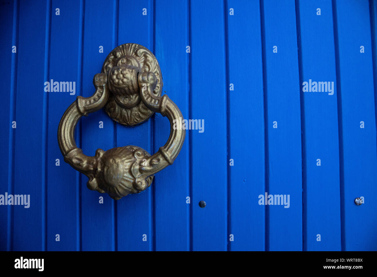 Sportello decorativo design in Chefchaouen, Marocco Foto Stock