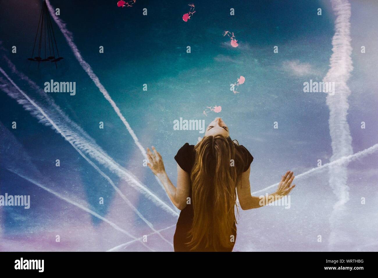 Digital Immagine composita di meduse che esce dalla bocca di donna contro Sky Foto Stock
