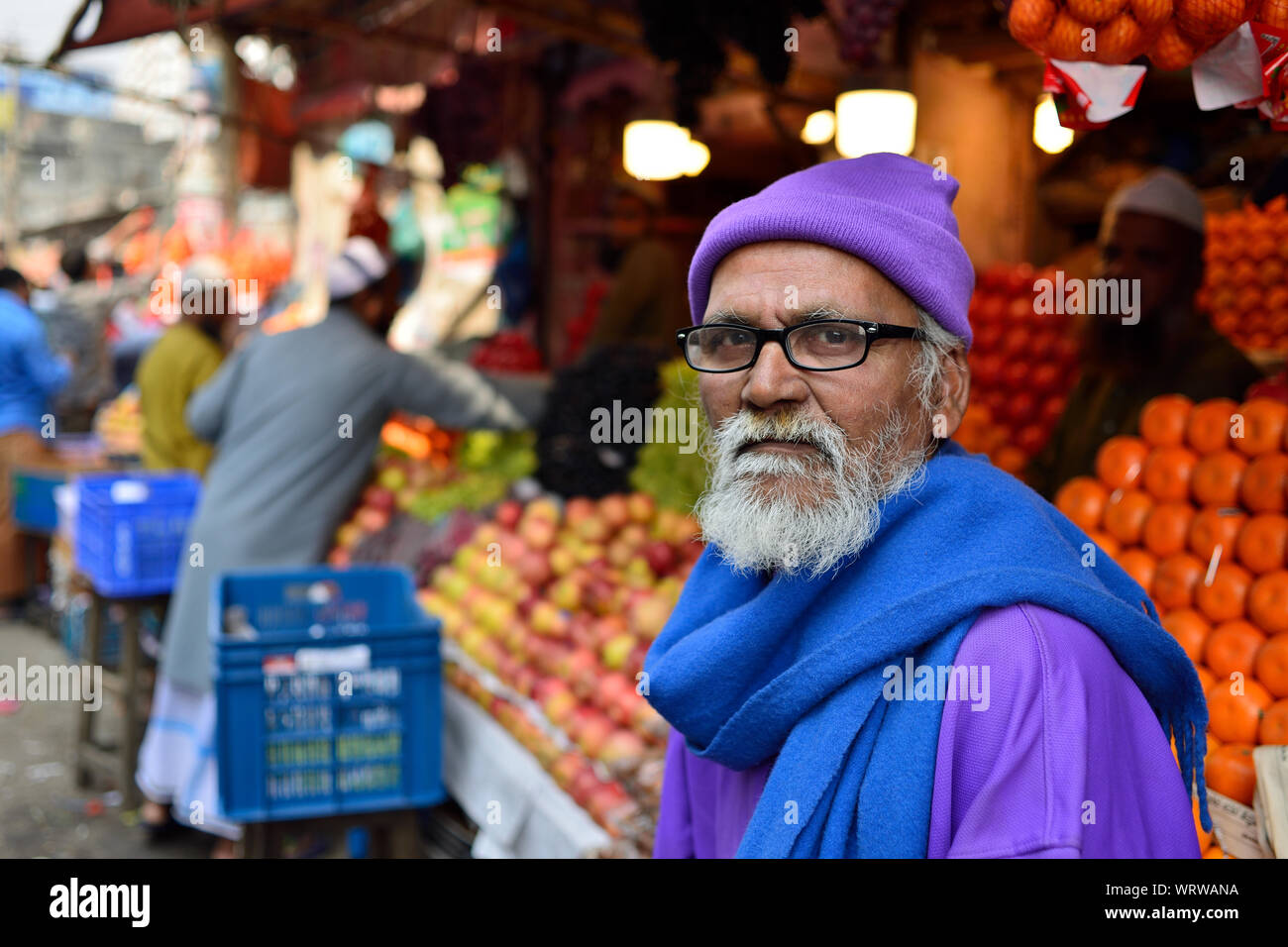 Dacca, Bengala IL BANGLADESH - 24 gennaio 2019: l'uomo sul mercato ortofrutticolo nella città capitale del Bangladesh a Dhaka Foto Stock