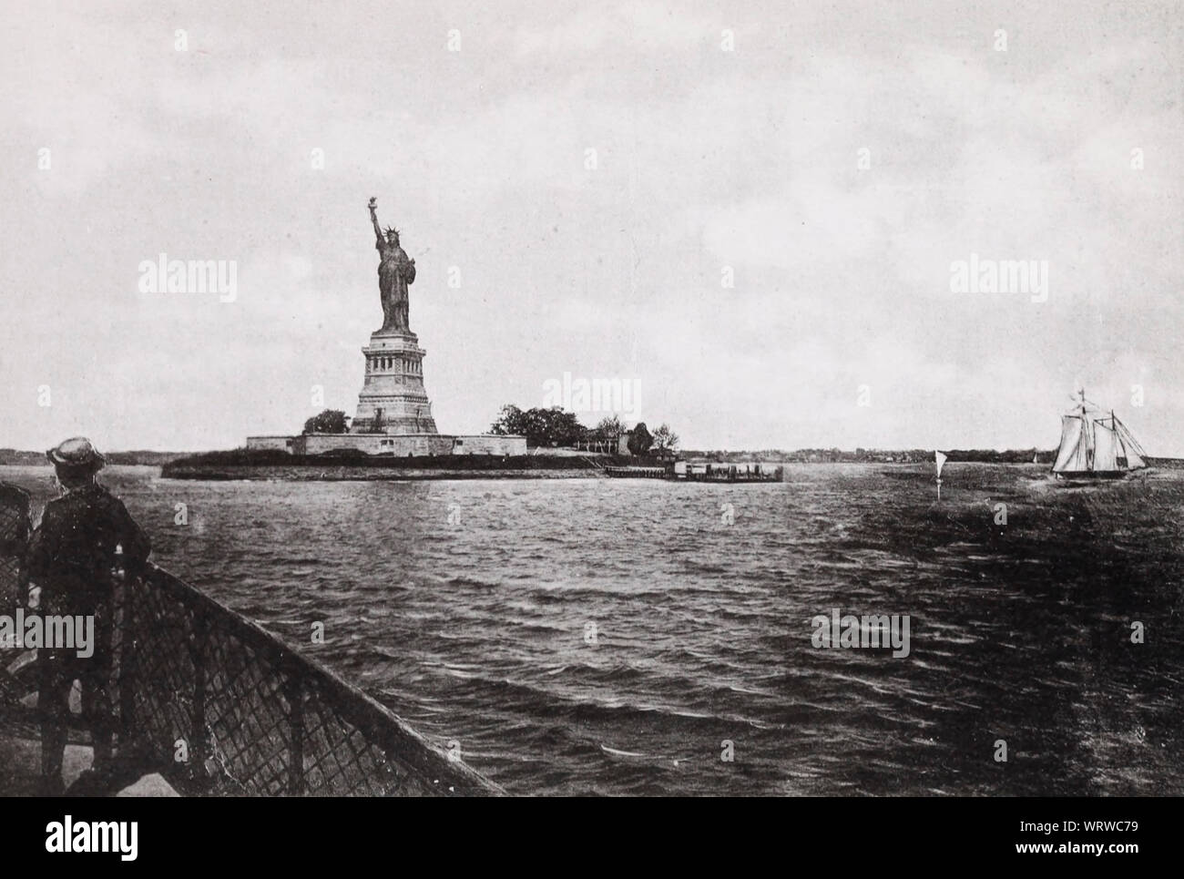 Avvicinando la Statua della Libertà in barca, circa 1890 Foto Stock