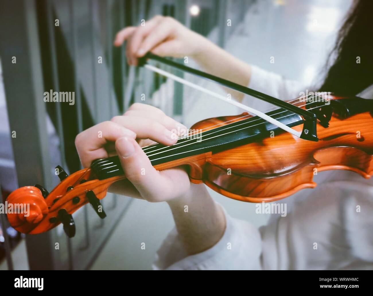 Sezione mediana del violinista femmina suona il violino da recinzione Foto Stock