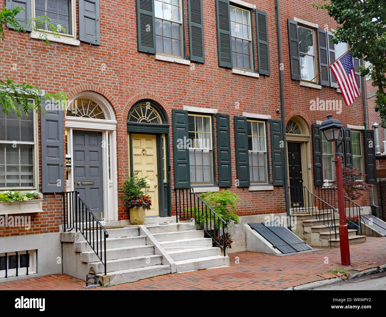 Fila di mattone Americana in stile coloniale townhouses Foto Stock