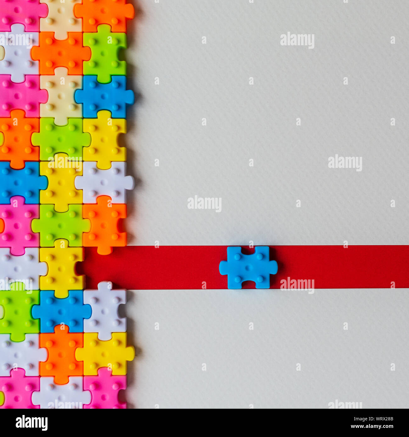 I colori di plastica puzzle jigsaw su carta bianca di sfondo, manca un  puzzle sulla linea rossa per completare con copia spazio, strategia  aziendale del lavoro di squadra Foto stock - Alamy