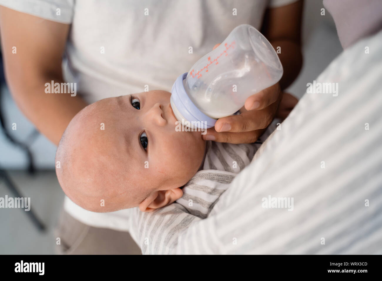 Alimentazione principale baby con bottiglia di latte Foto Stock