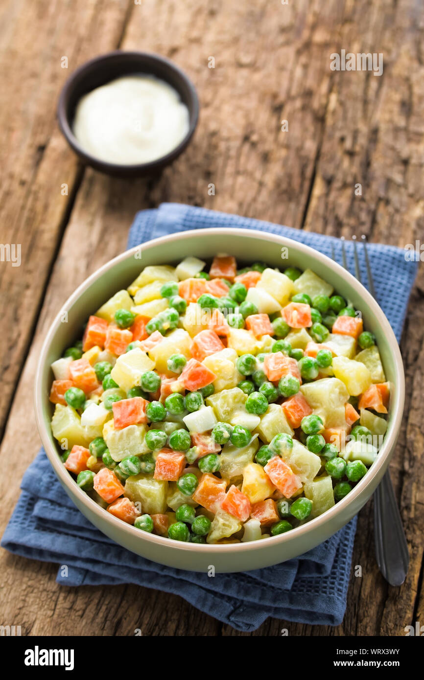 Freschi Fatti in casa Russo vegetariano o Olivier insalata di patate, carote, piselli, uova sode e una medicazione di maionese, servito in tazza Foto Stock