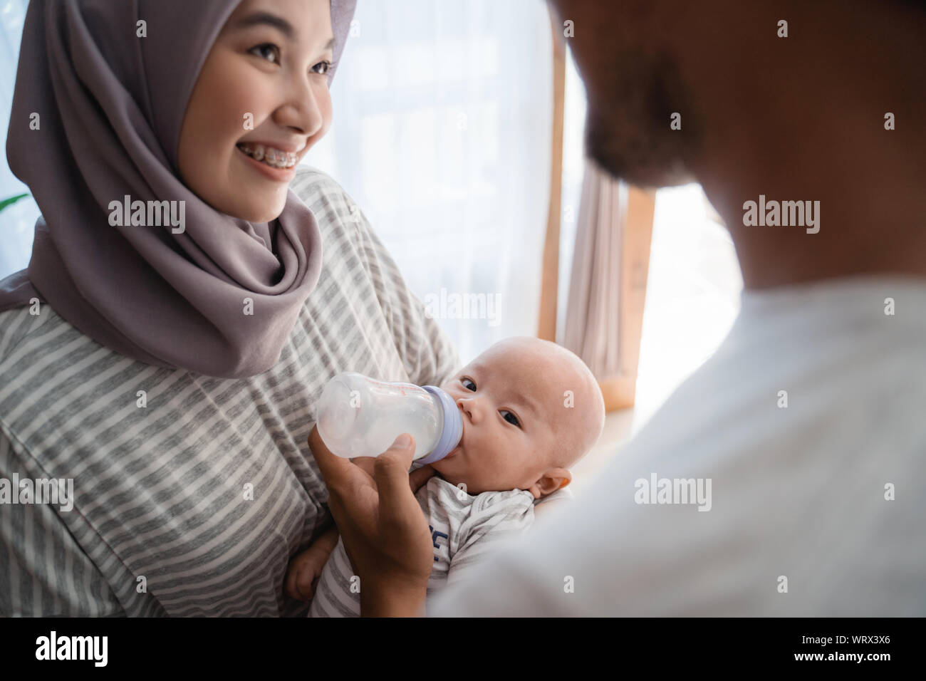 Alimentazione principale baby con bottiglia di latte Foto Stock