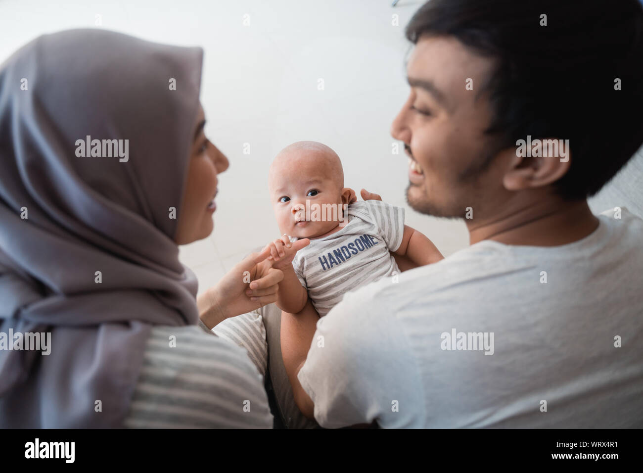 Famiglia asiatica con Figlio bambino insieme sorridente Foto Stock