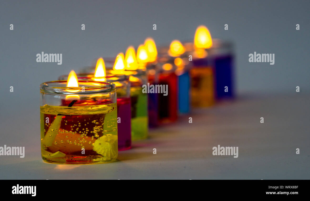 Piccole candele colorate su sfondo scuro Foto stock - Alamy