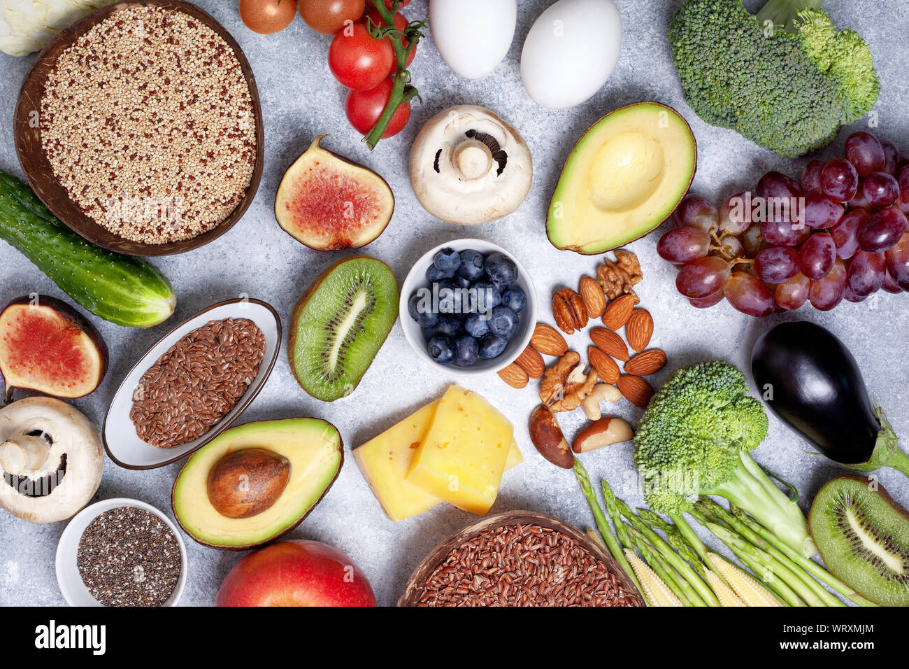 Dieta vegetariana. ingredienti per un pasto sano: ortaggi, frutti di bosco, cereali, noci, uova, formaggio. vista superiore Foto Stock