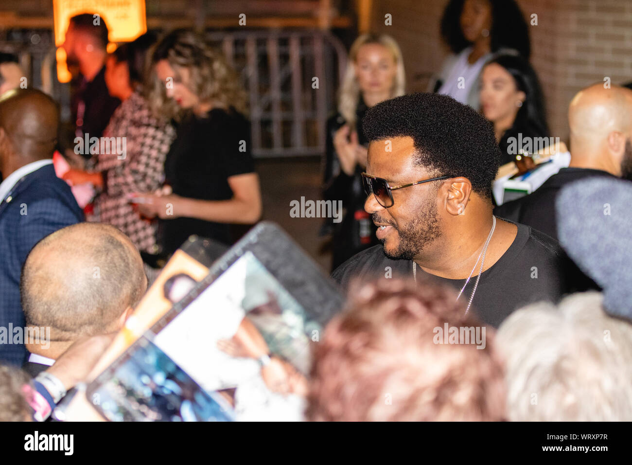 Craig Robinson firma autografi sulla strada dietro i capi delle balene teatro dopo il gala TIFF per il suo film Dolemite è il mio nome. Foto Stock