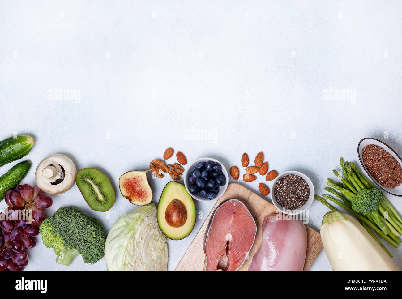 Alla moda dieta pegan. pegan dieta prodotti : carne, pesce, cereali, legumi, noci e bacche. vista da sopra Foto Stock