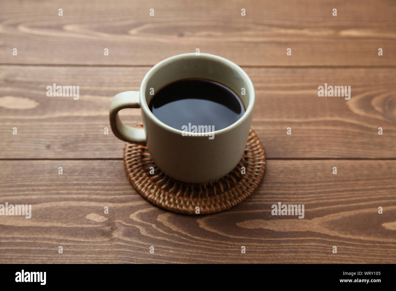 Nero caffè caldo isolato su tavola di legno Foto Stock