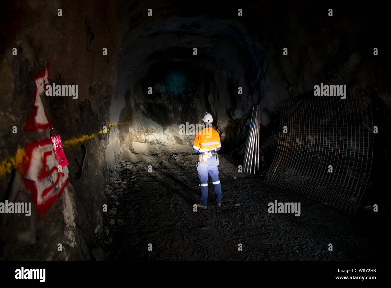 Minatore della metropolitana nel tunnel di minerale Foto Stock