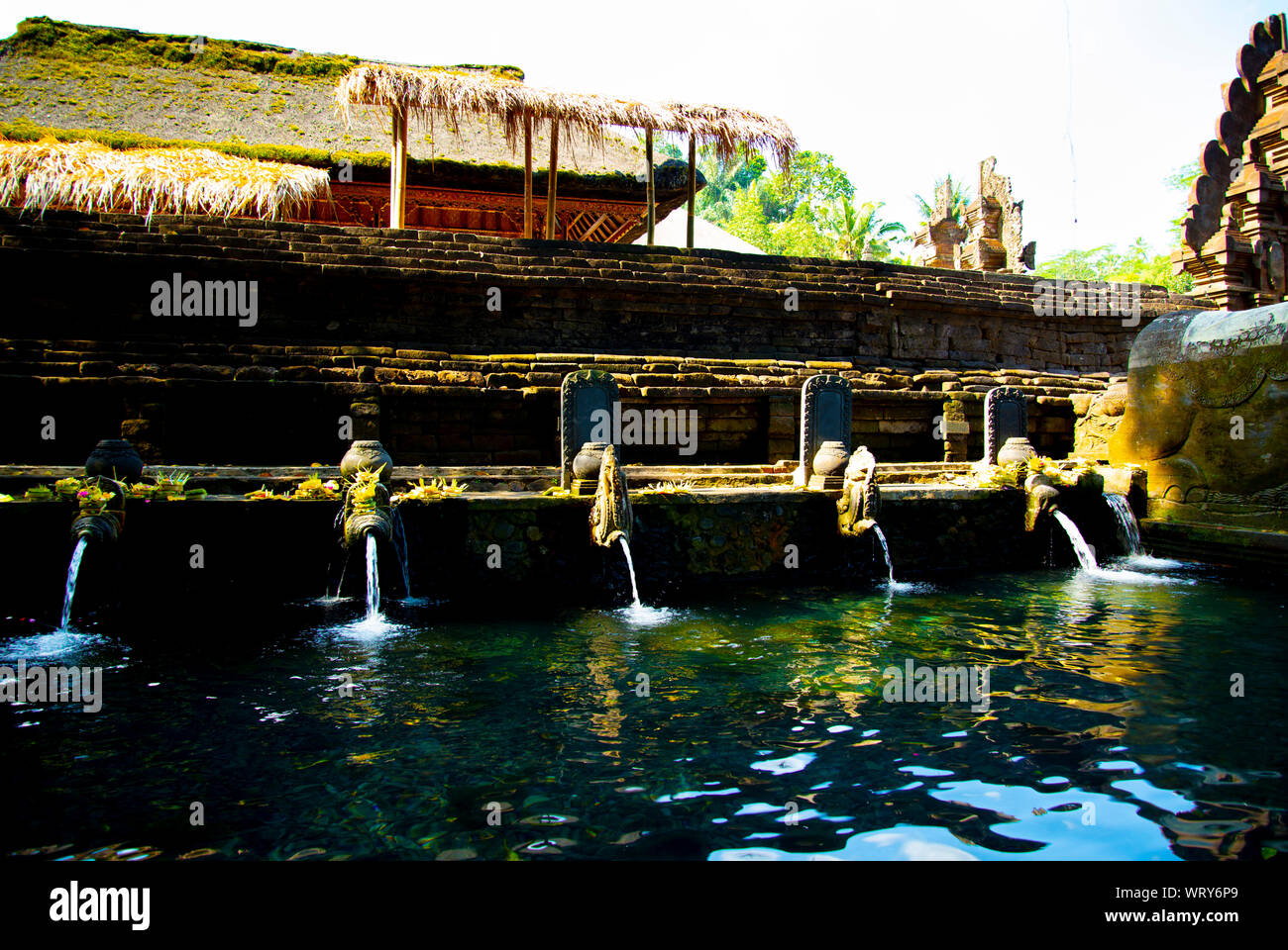 Rituale di purificazione Bagno a Tirta Empul Temple - Bali - Indonesia Foto Stock