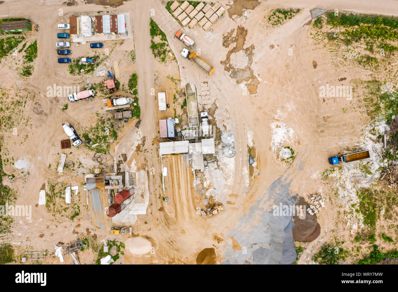 Uso industriale concreto impianto di dosaggio sul sito in costruzione. camion carico alla miscelazione di cemento fabbrica. immagine aerea Foto Stock