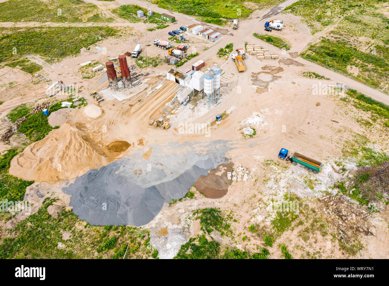 Immagine aerea della città sito in costruzione. cemento impianto di lavorazione e di varie macchine e attrezzature per l'edilizia Foto Stock