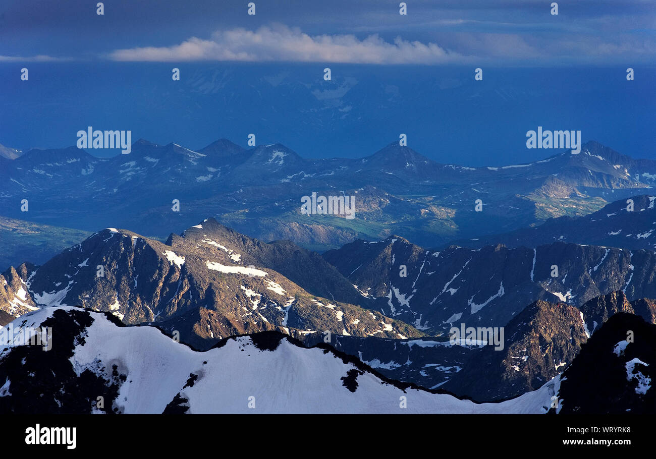Vista aerea delle montagne di Altai contro il cielo nuvoloso Foto Stock