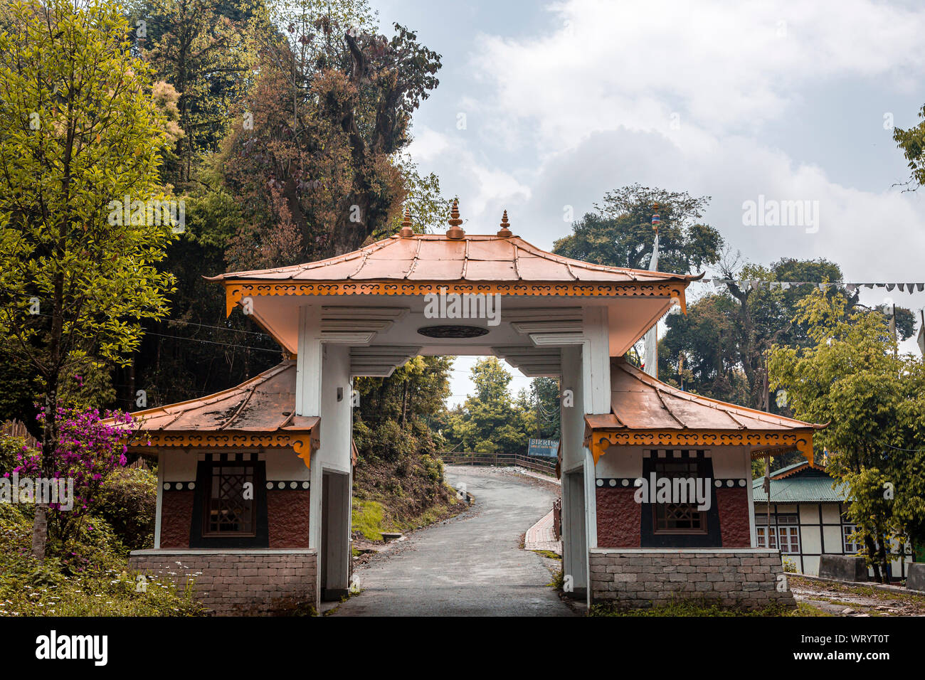 Cancello di ingresso alla pemmayangtse monastero nella città di ortografia nello stato del Sikkim in India Foto Stock