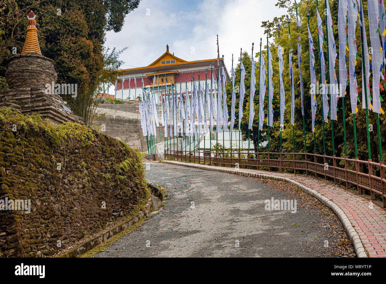 Bandiere di preghiera lungo la strada che conduce al monastero pemmayangtse nella città di ortografia nello stato del Sikkim in India Foto Stock