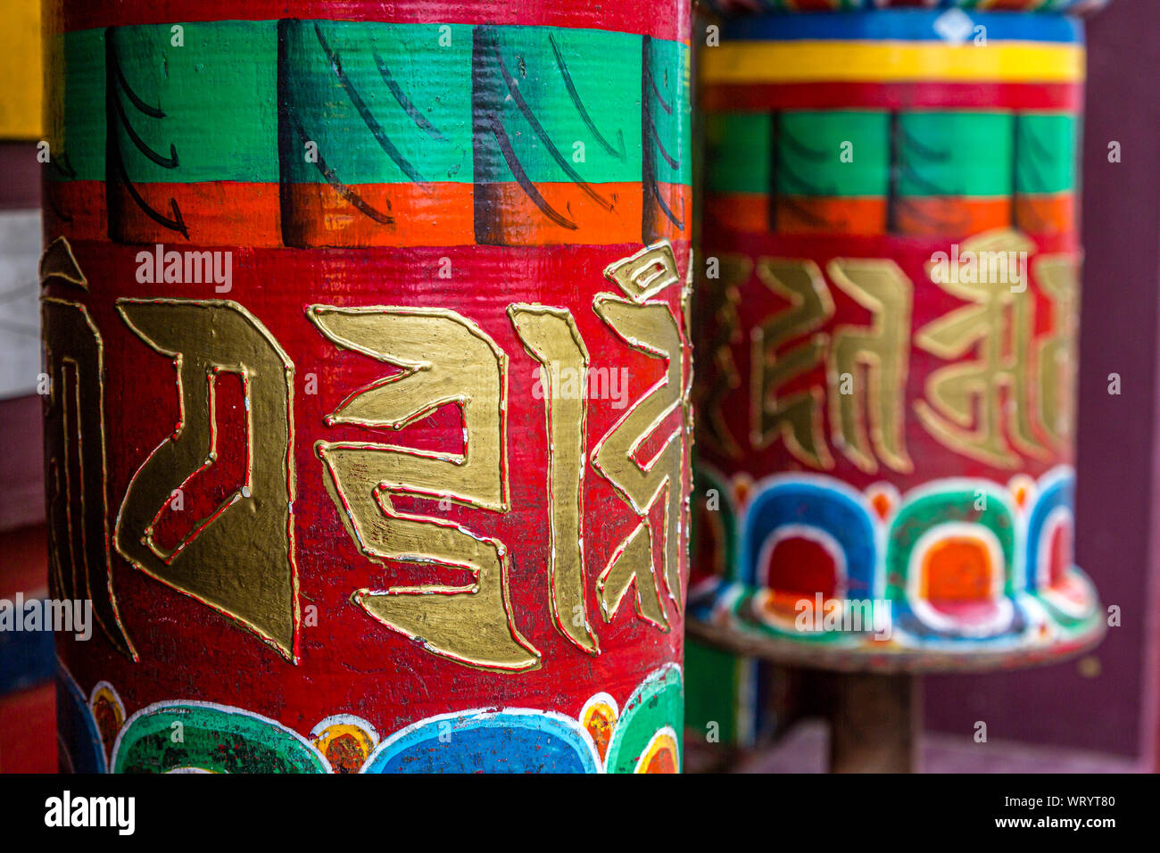 Close up di colorati la preghiera buddista ruote in Pemmayangtse monastero nella città di ortografia nello stato del Sikkim in India Foto Stock