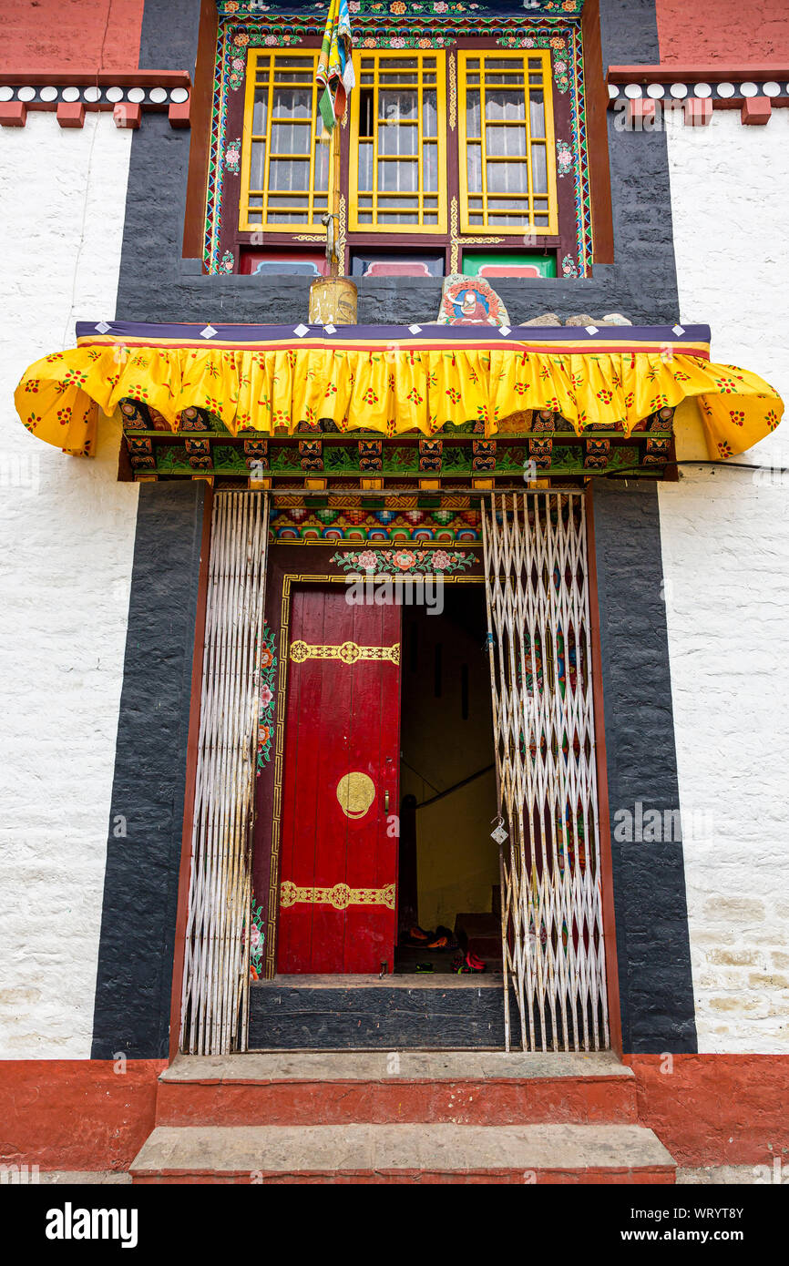 Vista di una porta in Pemmayangtse monastero nella città di ortografia nello stato del Sikkim in India Foto Stock