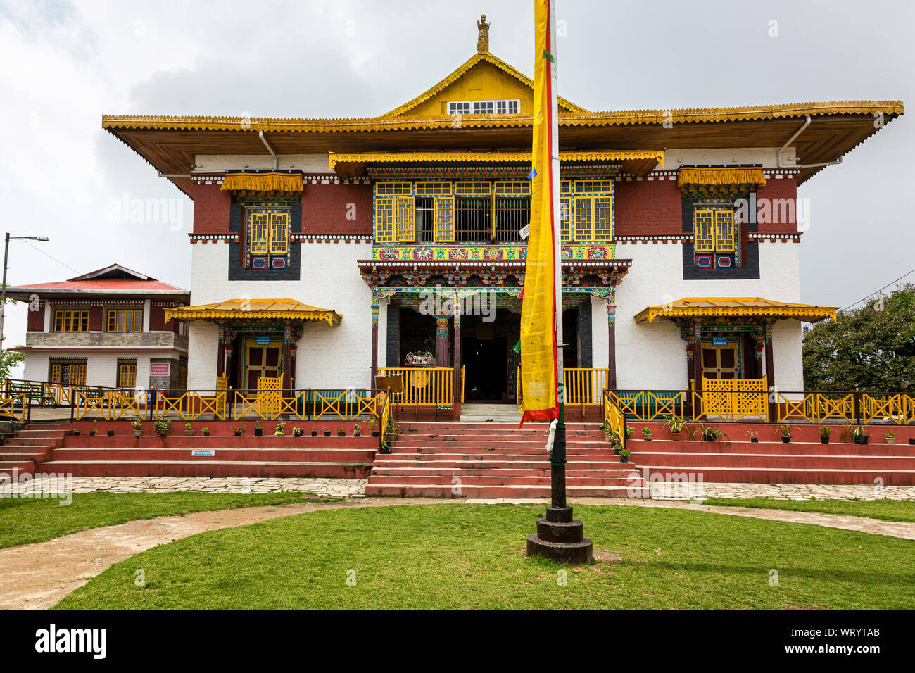 Visualizzazione di un buddista bandiera in Pemmayangtse monastero nella città di ortografia nello stato del Sikkim in India Foto Stock