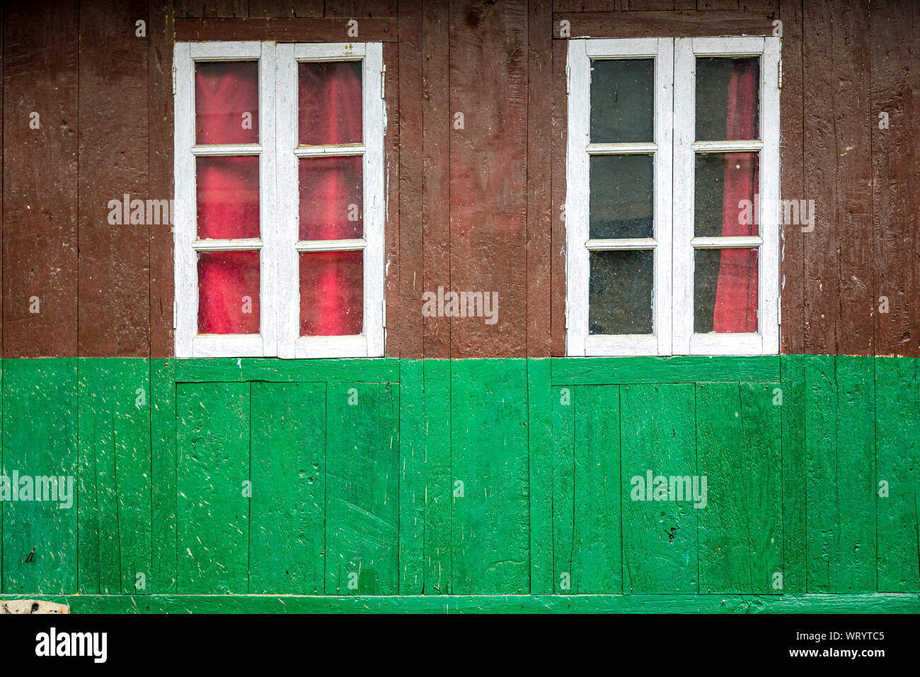 In prossimità di due finestre sulla facciata della pemmayangtse monastero nella città di ortografia nello stato del Sikkim in India Foto Stock