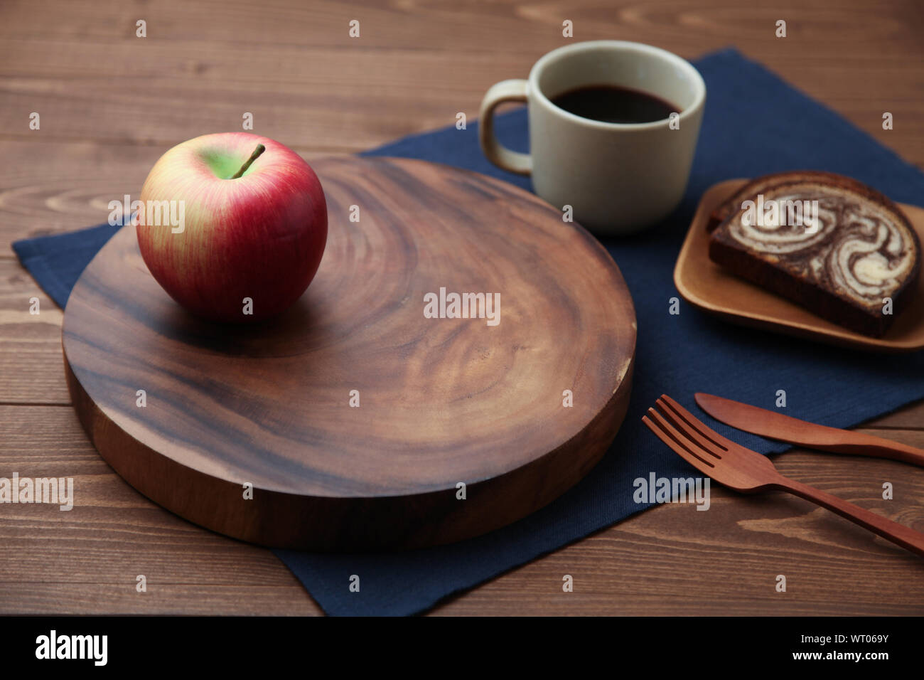 Apple, nero caldo il caffè e il cioccolato in marmo ciambellone closeup isolate su tavola di legno Foto Stock