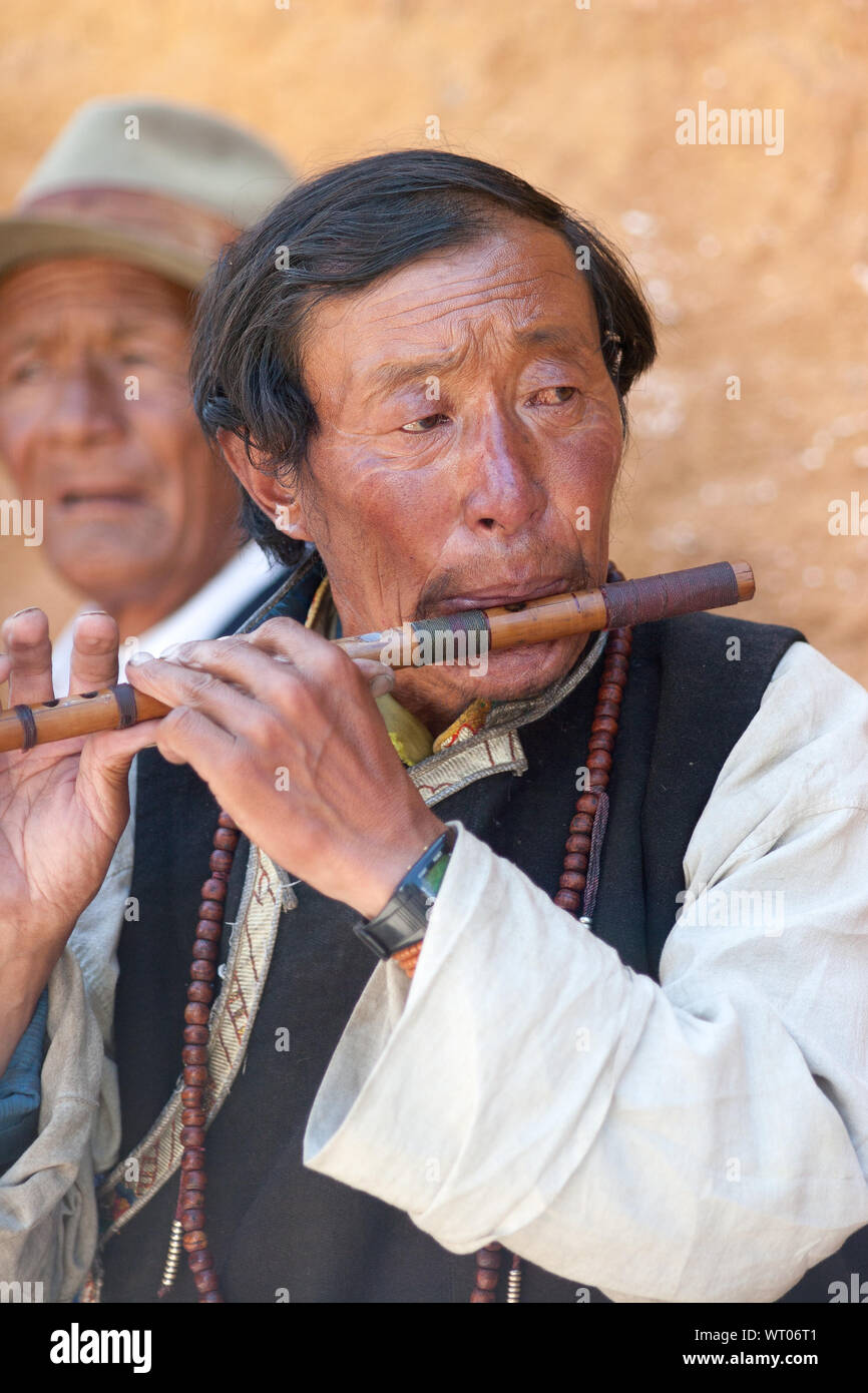 Un tibetano flautista attrae folle di ascoltatori al Norbulingka palace durante il festival Shoton a Lhasa, regione autonoma del Tibet, Cina. Foto Stock