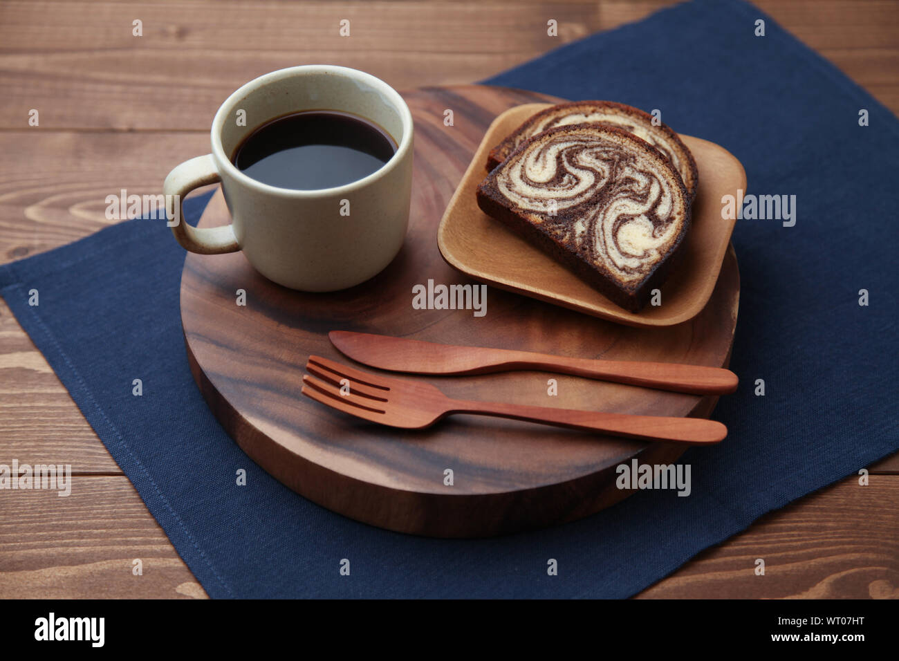 Apple, nero caldo il caffè e il cioccolato in marmo ciambellone closeup isolate su tavola di legno Foto Stock