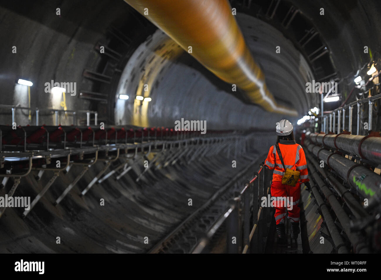 Un ingegnere passeggiate all'interno di una sezione del Thames Tideway tunnel che si estendono dal Fulham a Acton al completamento. Foto Stock