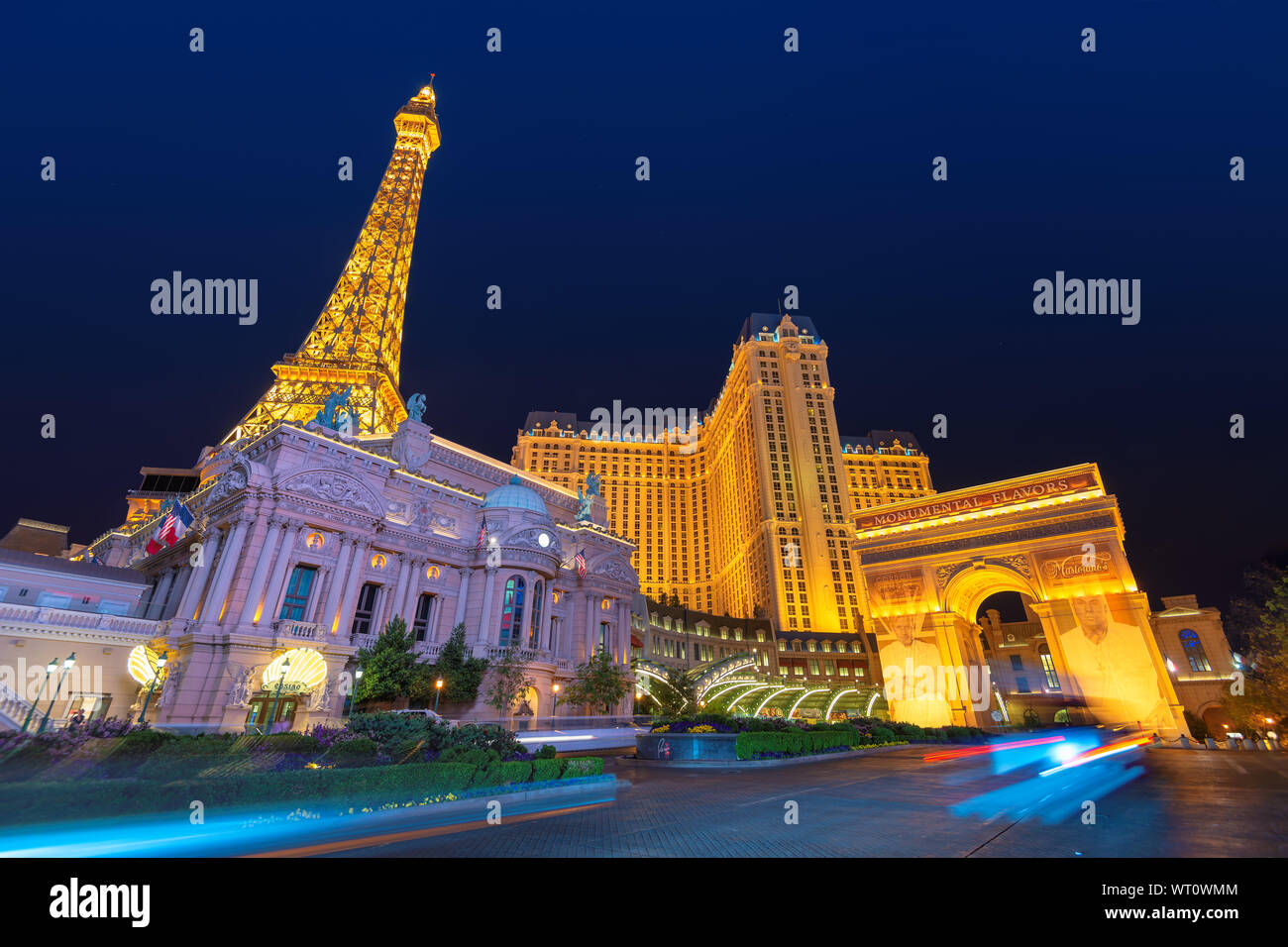 Las Vegas strip di notte con hotel a Parigi e in finta Torre