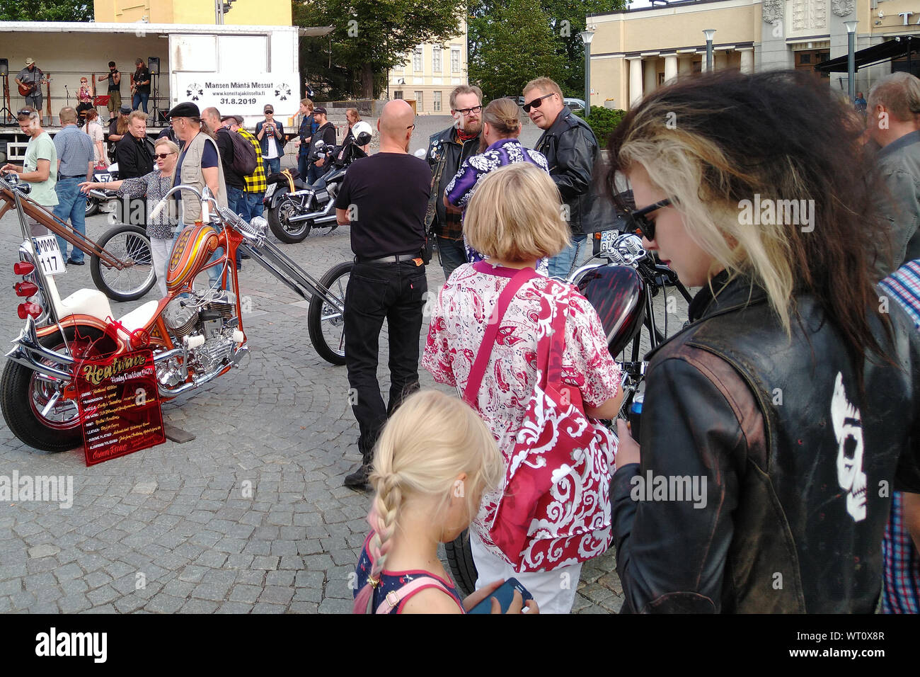 Motorcycle Show Mansen Mäntä Messut (Tampere fiera del pistone in inglese). Persone che guardano un personalizzato biciclette e godere della musica e della buona compagnia. Foto Stock