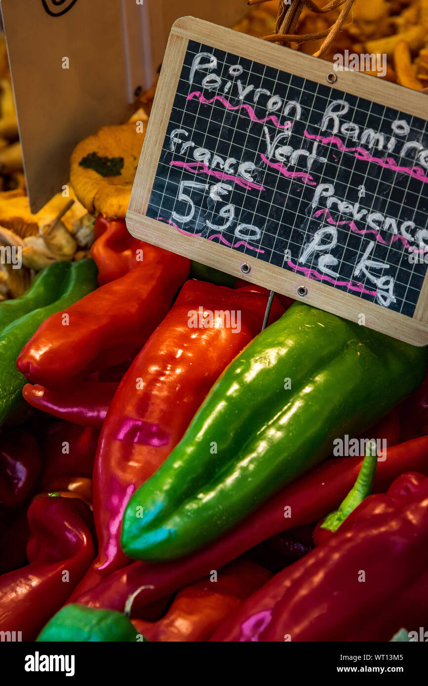 Peperoni freschi, street market, periferia di Parigi Foto Stock