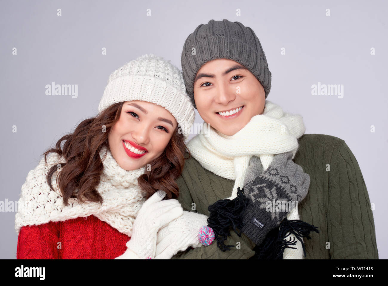 Felice giovani amanti in maglia di lana abbracci abbigliamento e guardando insieme. Foto Stock