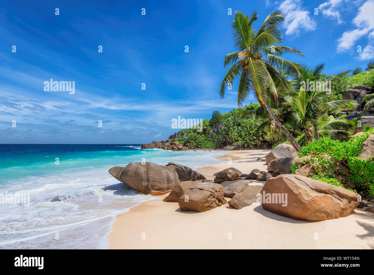 Esotica spiaggia con sabbia bianca e mare tropicale sull'isola di paradiso. Foto Stock