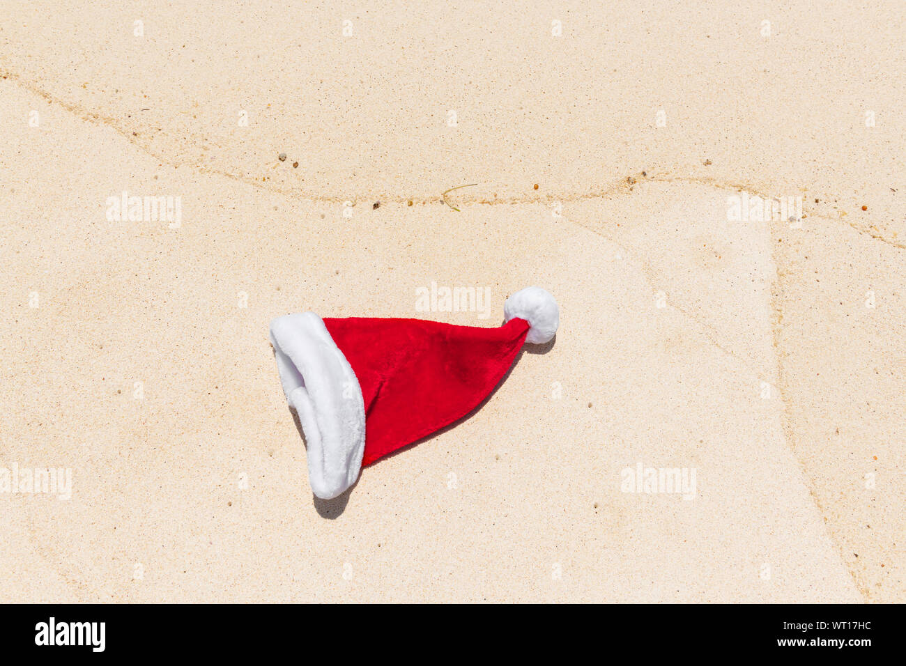 Red Santa hat sulla sabbia tropicale spiaggia dei Caraibi Foto Stock