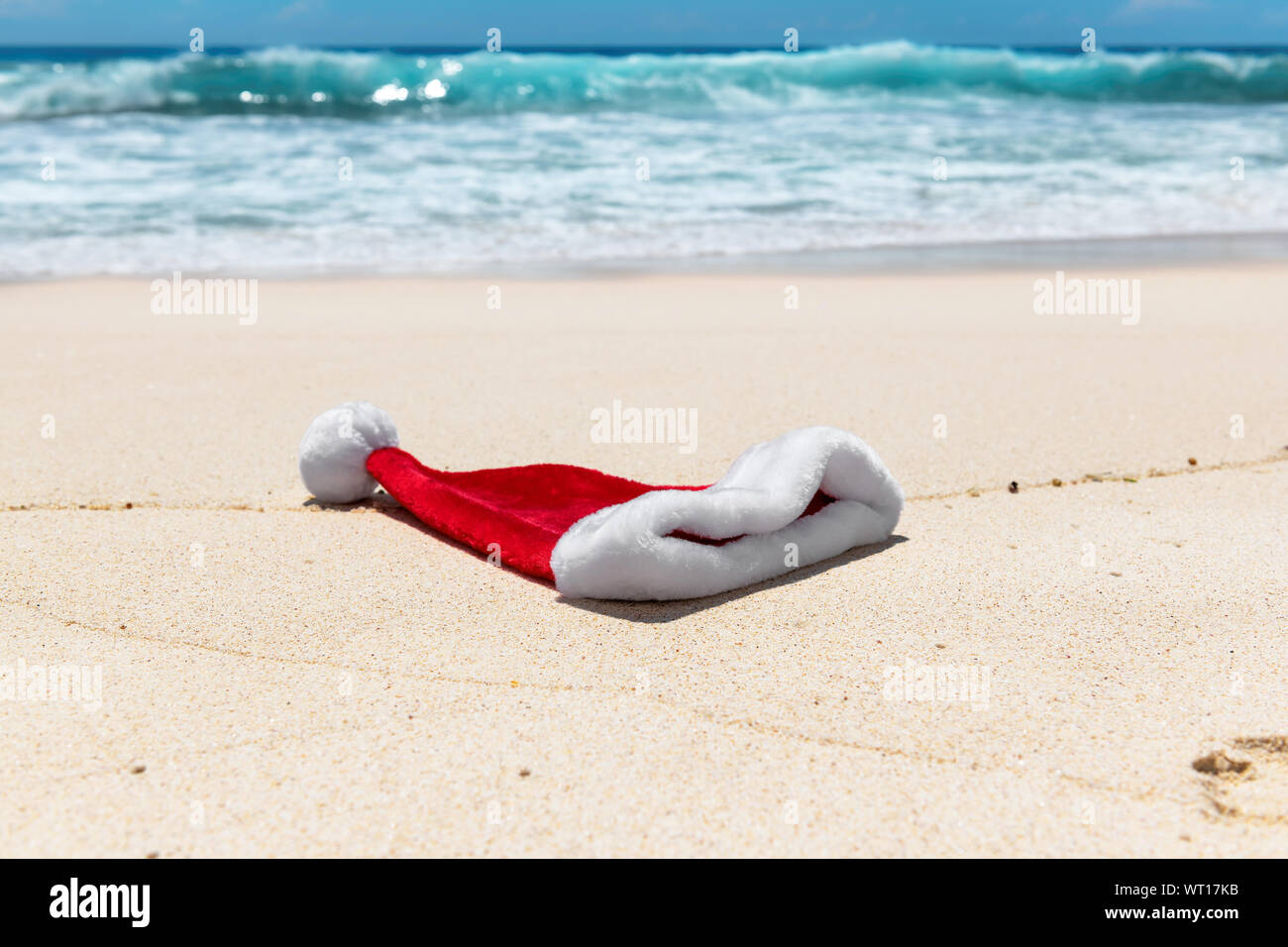 Red Santa hat sulla sabbia tropicale spiaggia dei Caraibi Foto Stock