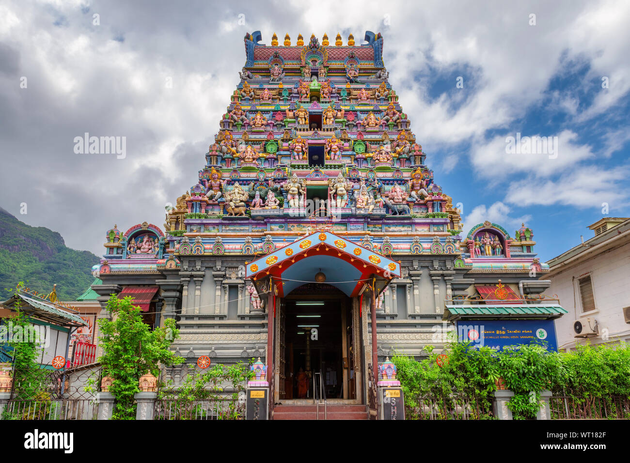 Facciata colorata di un tempio indù di Victoria, Mahe, Seicelle Foto Stock