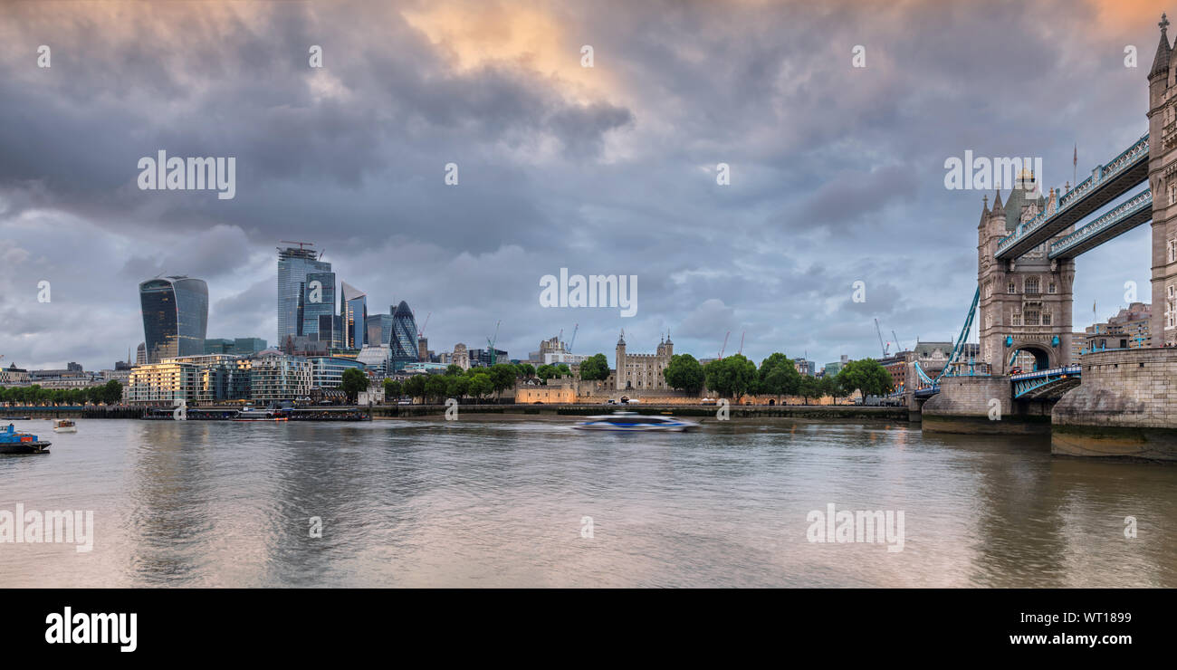 Vista panoramica della City di Londra e al Tower Bridge durante il tramonto, Regno Unito. Foto Stock