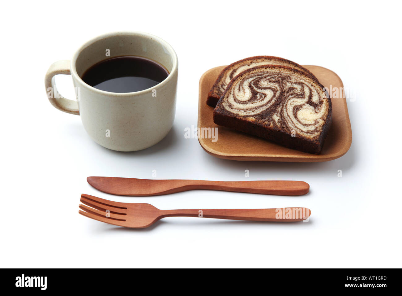 Nero caldo il caffè e il cioccolato in marmo ciambellone closeup isolati su sfondo bianco Foto Stock