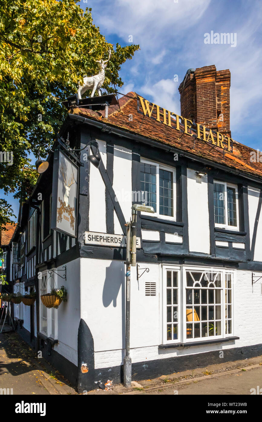 Beaconsfield, Inghilterra - al 24 agosto 2019: Il White Hart pub e ristorante. L'edificio risale al xvii secolo. Foto Stock