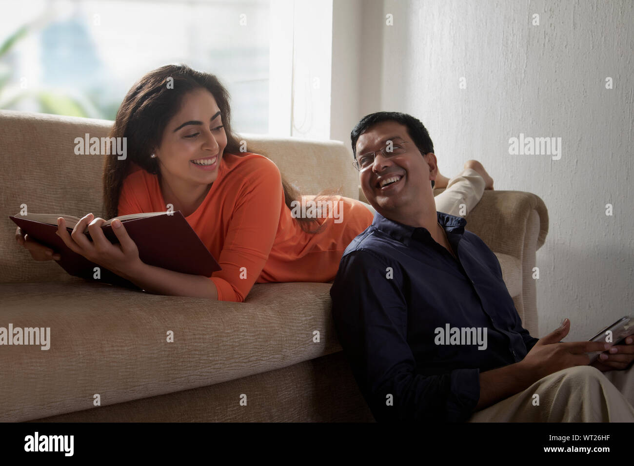 Il marito e la moglie avente un tempo di qualità a casa Foto Stock