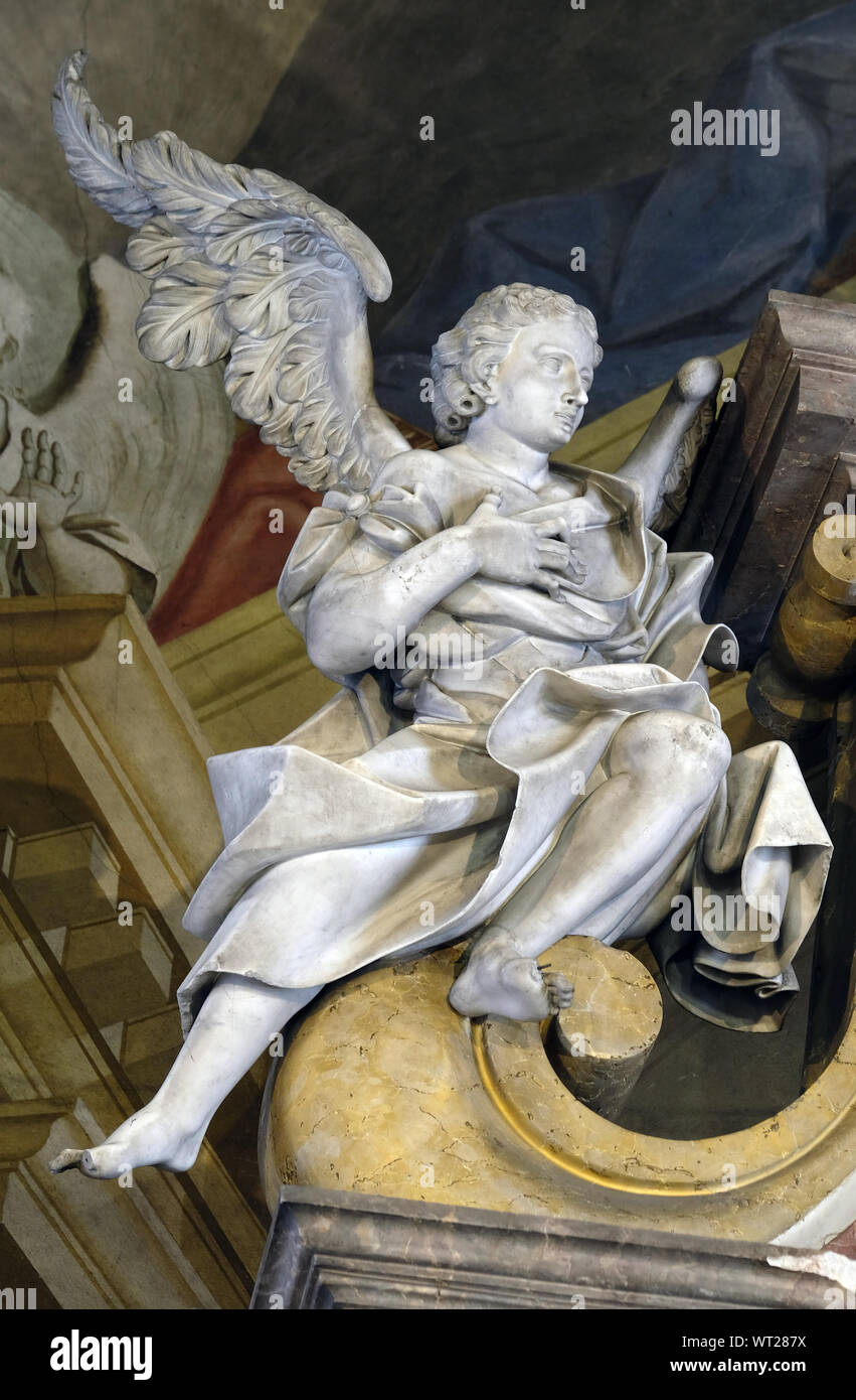 Angelo statua sull altare principale di San Giovanni Battista a Zagabria in Croazia Foto Stock