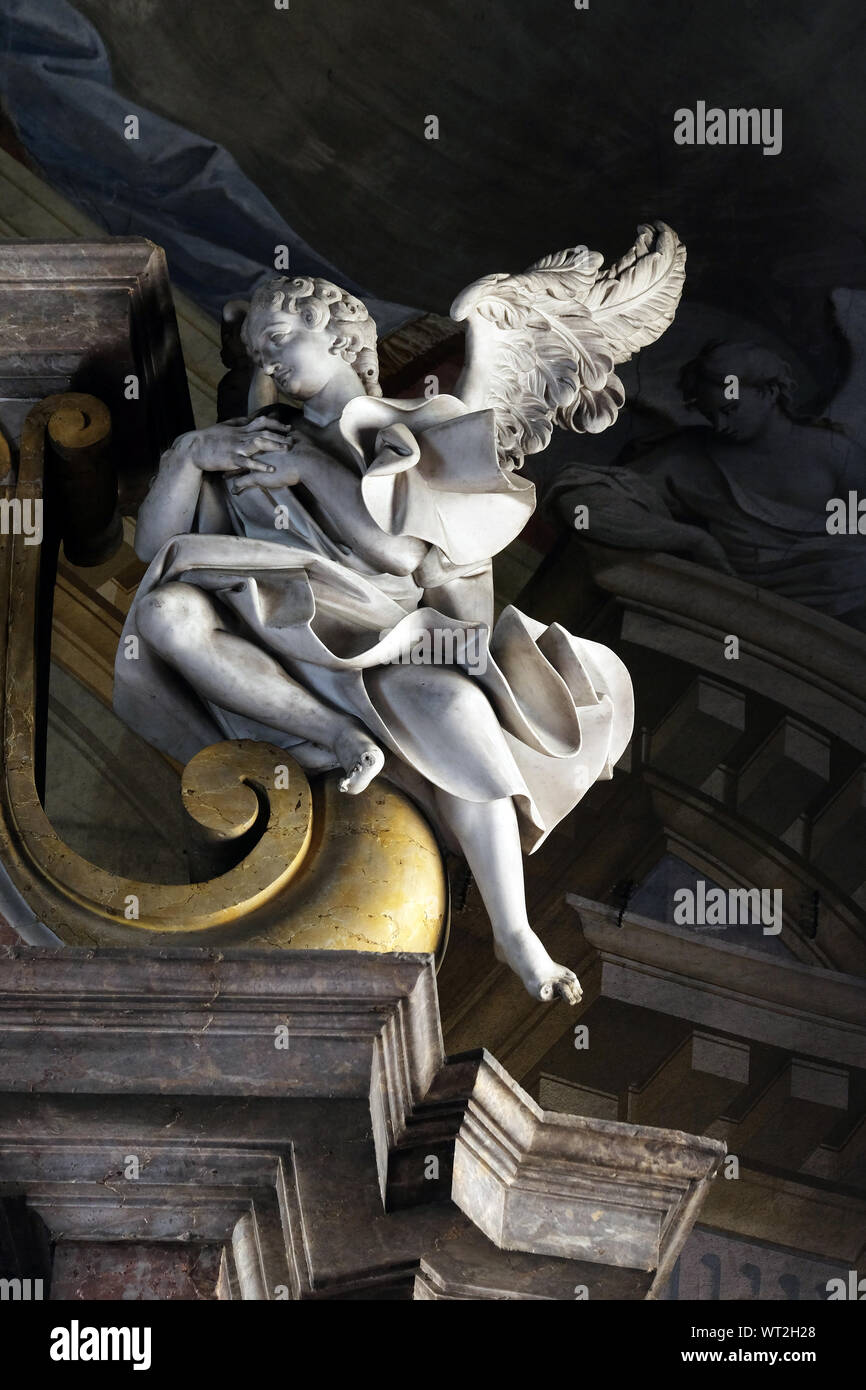 Angelo statua sull altare principale di San Giovanni Battista a Zagabria in Croazia Foto Stock
