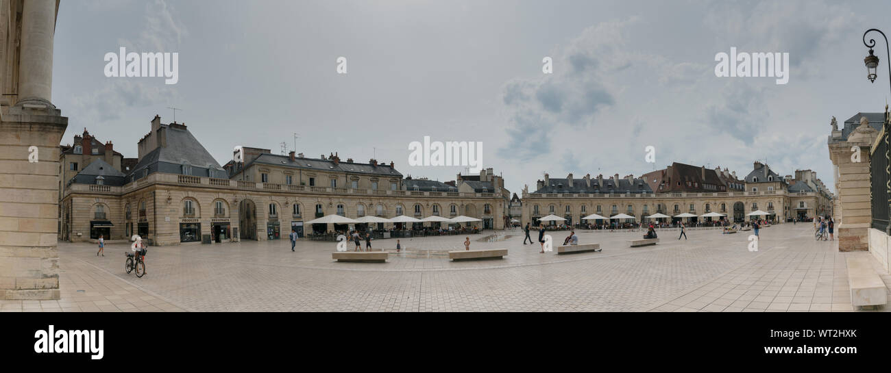 Digione, Borgogna / Francia - 27 agosto 2019: panorama vista su Place de la Liberacion Square nel cuore del centro storico di Digione Foto Stock
